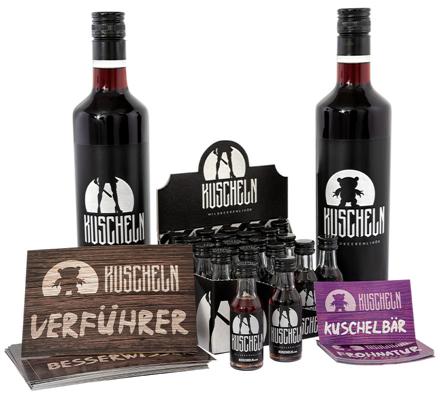 KUSCHELN Party-Paket mit Flaschen, Mini-Shots, Postkarten und Stickern als Gewinn beim Schneebeben-Gewinnspiel.